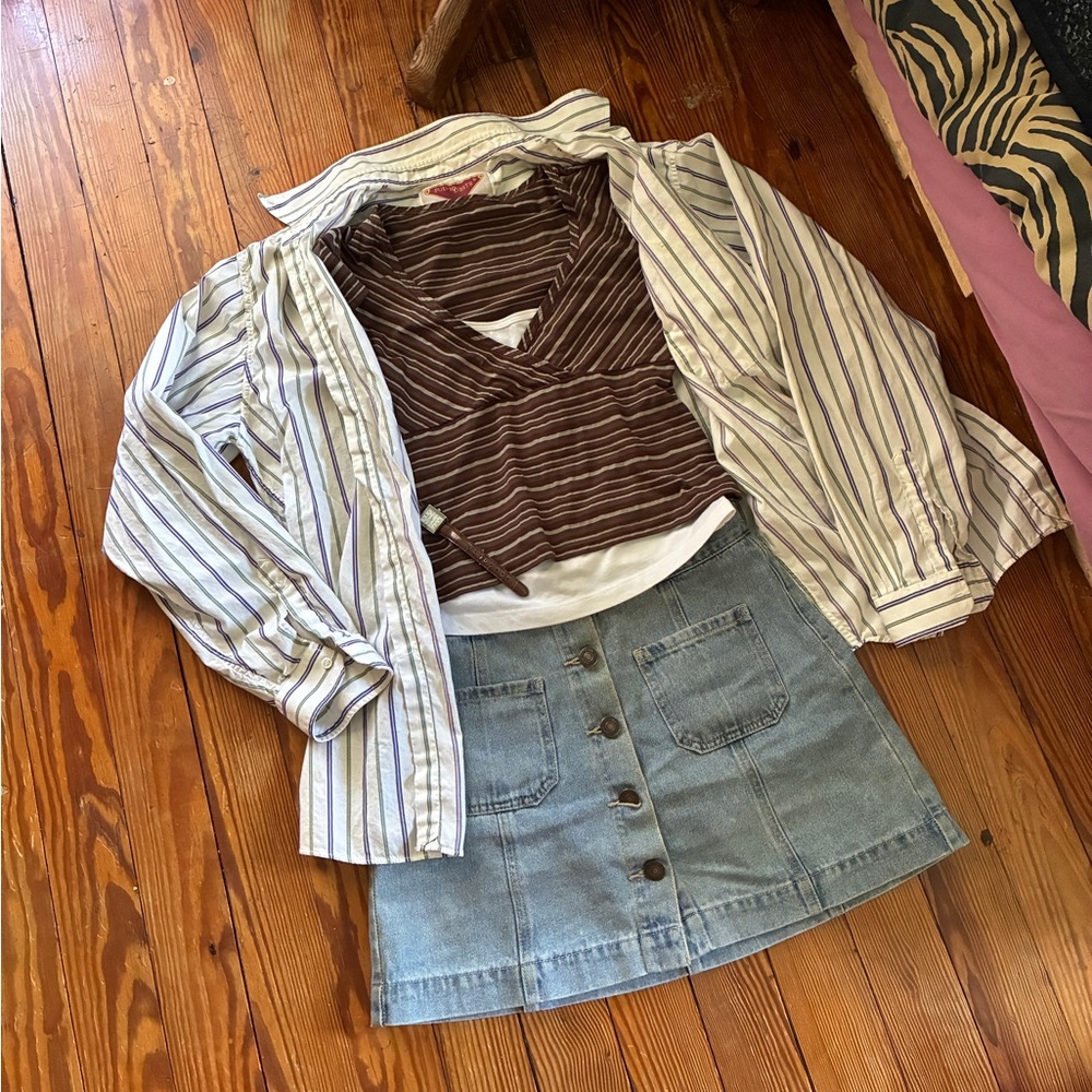 *Sold* Y2k striped v neck, best fits xs/s
